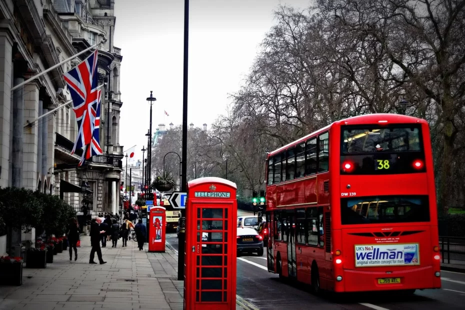 Explore the timeless London The resplendent capital of England